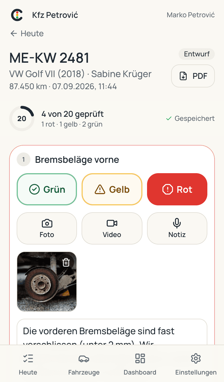 Prüfpunkt Bremsbeläge vorne mit den Buttons Grün, Gelb, Rot und einem Foto